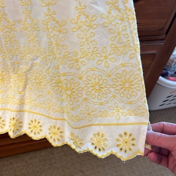 NWOT Talbots Women’s White Blouse With Yellow Embroidery Size Large - Picture 2 of 9